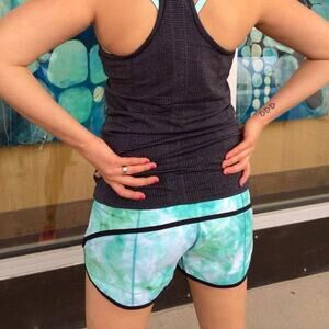 Lululemon | Size 8 | Run Speed Short Spray Dye White Blue Tropics / Black